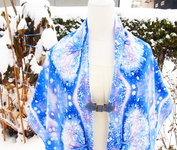 【販売終了残り３】冬の水彩ストール　~雪の花~ 2枚目の画像