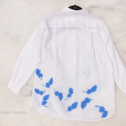 空から落ちてきた羽根の舞うリネンのシャツチュニック 3枚目の画像