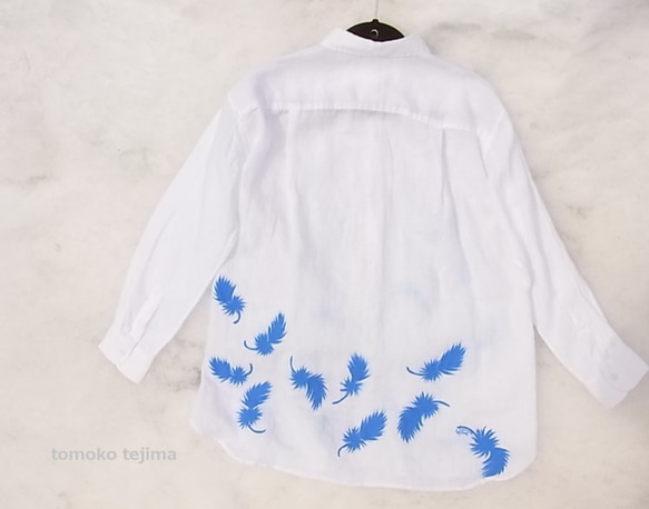 空から落ちてきた羽根の舞うリネンのシャツチュニック 3枚目の画像