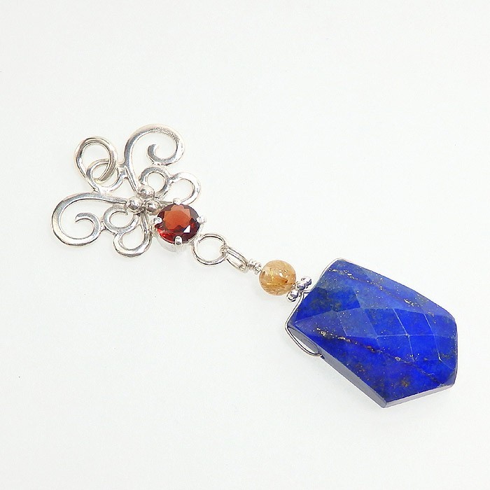 ～愛らしい蝶のような～　ラピスの唐草羽ペンダント