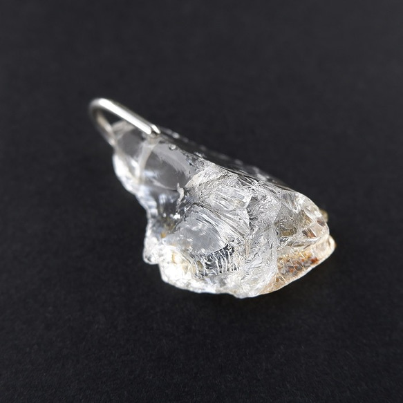 ～国産鉱物～　乙女鉱山水晶のラフロックペンダント 3枚目の画像