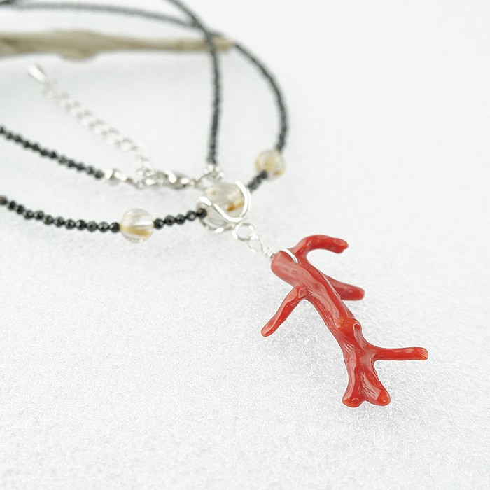 ～海が育てた赤い宝石～　枝珊瑚とブラックスピネルのネックレス