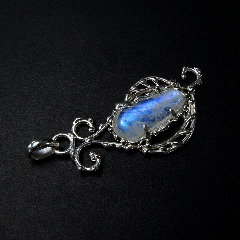 レインボームーンストーンのデザインペンダント