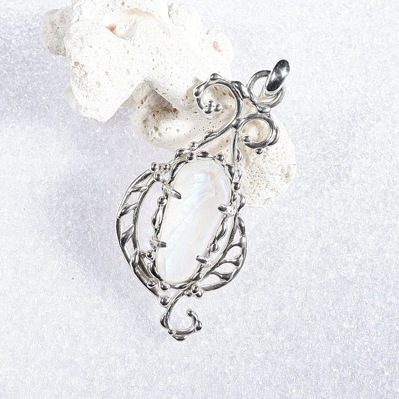 レインボームーンストーンのデザインペンダント