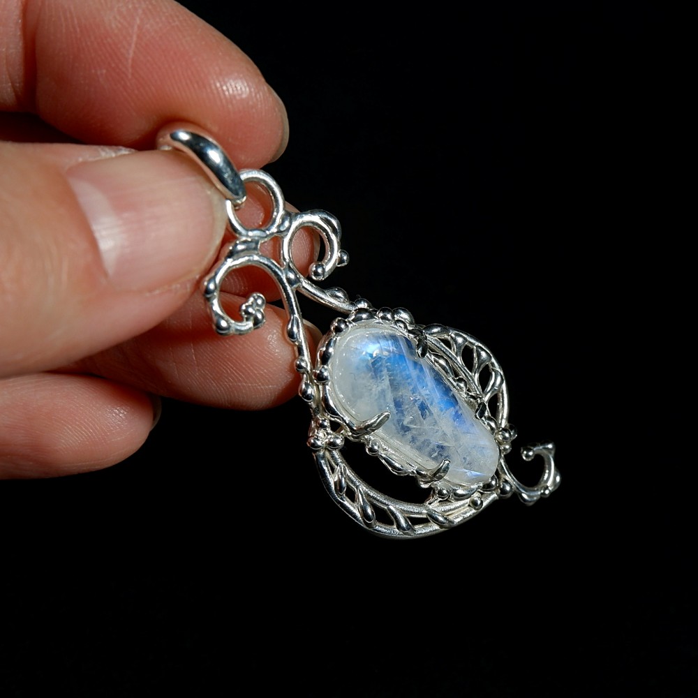 レインボームーンストーンのデザインペンダント