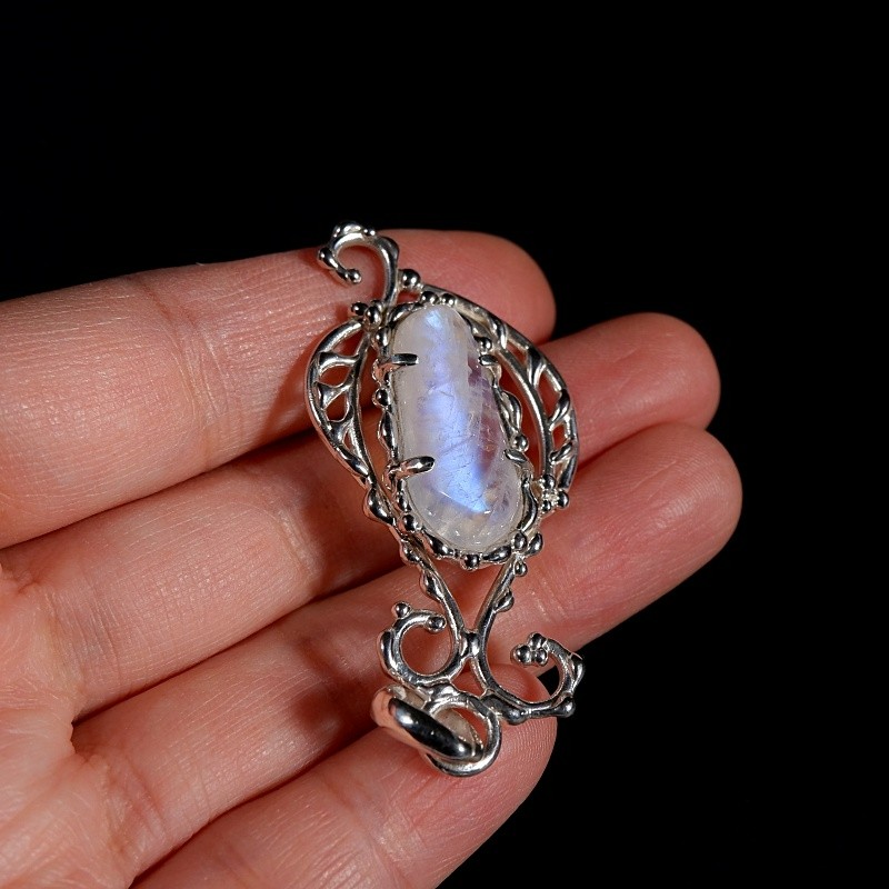 レインボームーンストーンのデザインペンダント