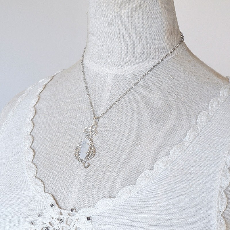 レインボームーンストーンのデザインペンダント