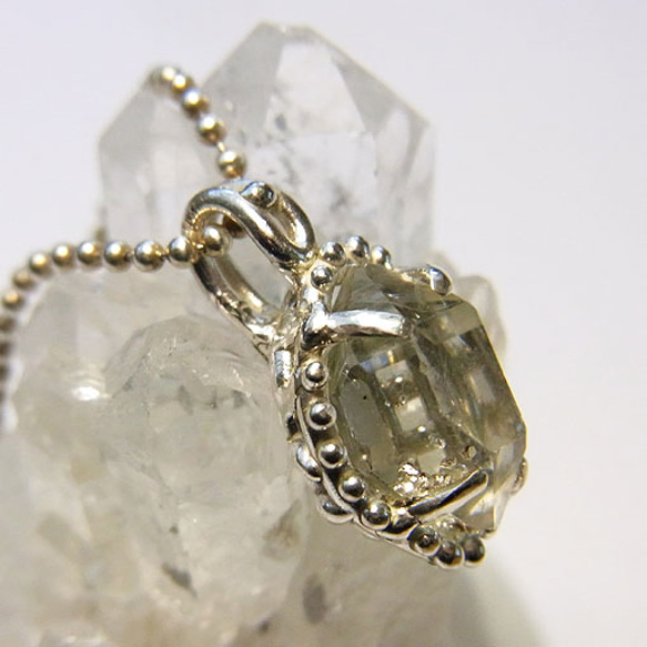 ハーキマーダイヤモンドの粒飾りペンダント 2枚目の画像