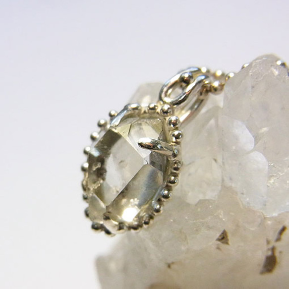 ハーキマーダイヤモンドの粒飾りペンダント 3枚目の画像