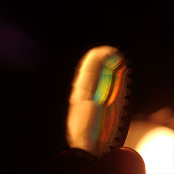 ～虹の輝きを閉じ込めた石～　イリスアゲートのクロスペンダント 6枚目の画像