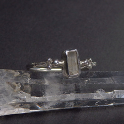 ～結晶を指に飾る～　フェナカイト原石のリング 13.5号 2枚目の画像