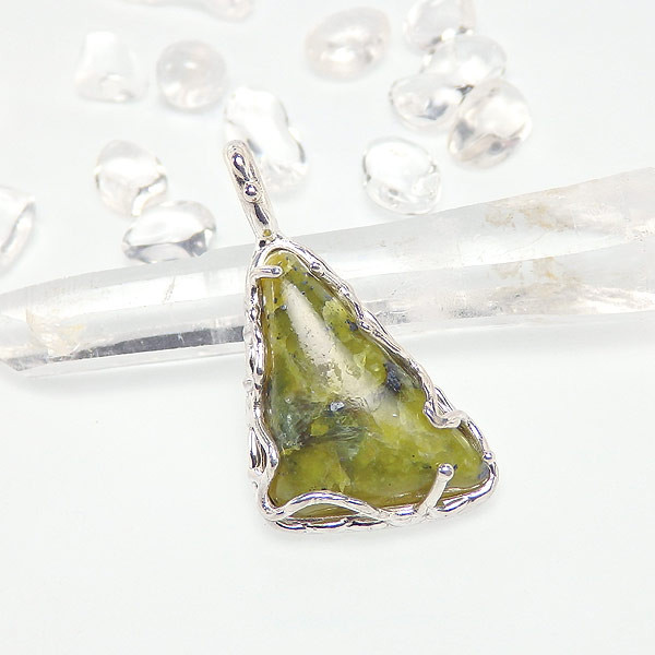 リザーダイトの波型フレームペンダント