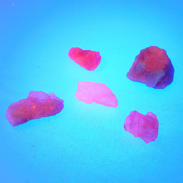 紫外線で色が変わる！　ハックマナイト原石セット2　　35.9ct 5枚目の画像