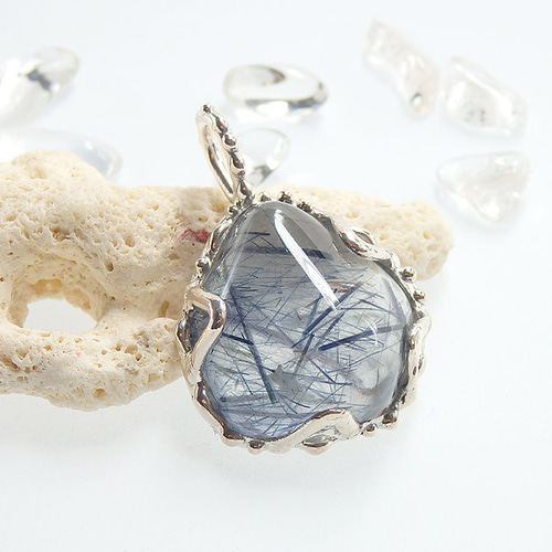 レアストーン！～ インディゴライトinクォーツのペンダント ペンダント 