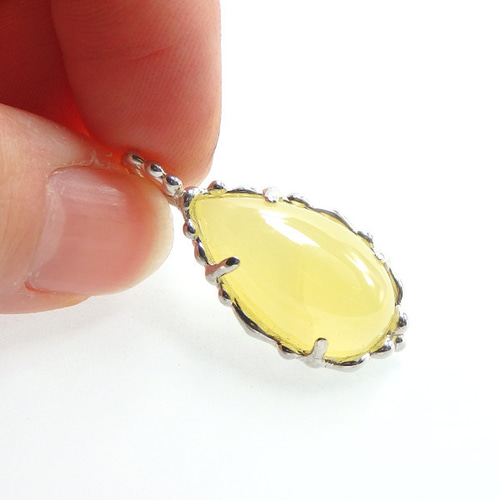 陽だまりの暖かさを想う～ イエロースミソナイトの粒飾りペンダント
