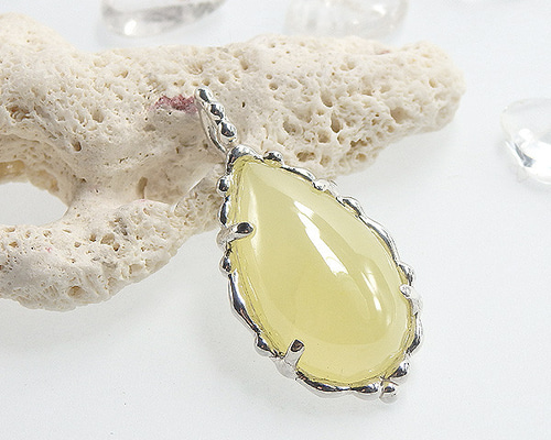 陽だまりの暖かさを想う～ イエロースミソナイトの粒飾りペンダント