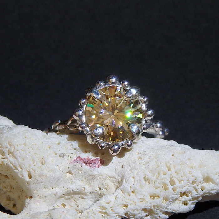 ～煌めきの石～　モアサナイト（合成石）の粒飾りリング　シャンパンカラー　11号