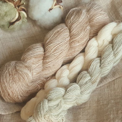 細めの手紡ぎ綿糸・白と白と緑、白と茶のまだらのセット 秋の福袋 1枚目の画像