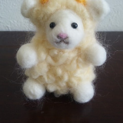 黄色い羊の赤ちゃんマスコット 1枚目の画像