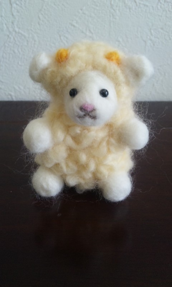 黄色い羊の赤ちゃんマスコット 1枚目の画像