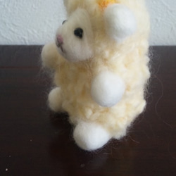 黄色い羊の赤ちゃんマスコット 2枚目の画像