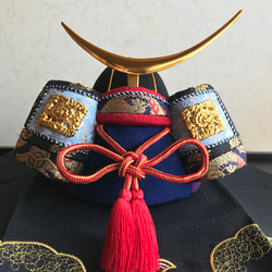 【送料無料】木目込み細工 三日月の兜（刺繍敷布付き） 1枚目の画像