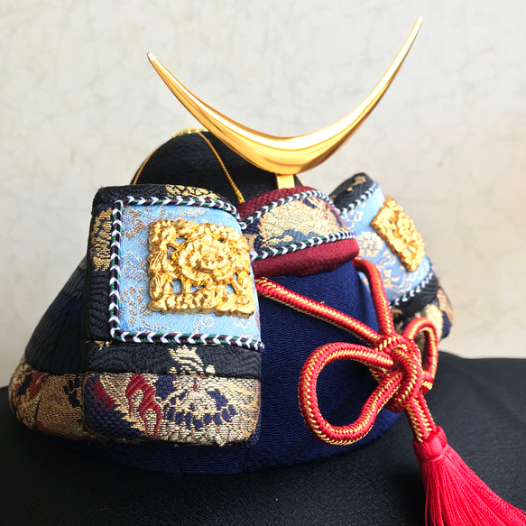 【送料無料】木目込み細工 三日月の兜（刺繍敷布付き） 2枚目の画像