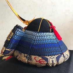 【送料無料】木目込み細工 三日月の兜（刺繍敷布付き） 3枚目の画像