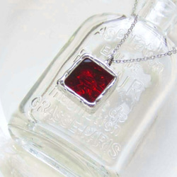 ステンドグラスのネックレス・赤いガラス箱 1枚目の画像