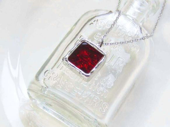 ステンドグラスのネックレス・赤いガラス箱 1枚目の画像