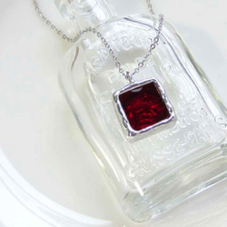 ステンドグラスのネックレス・赤いガラス箱 3枚目の画像