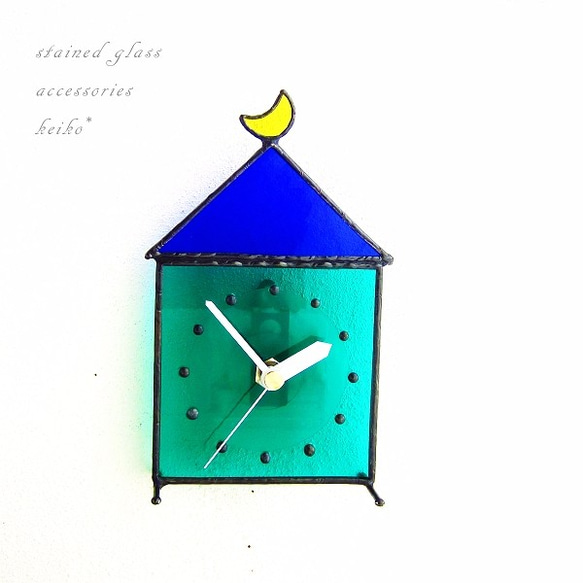 時計・ステンドグラス*掛け＆置き・月と青い屋根のマリンブルーの家 2枚目の画像
