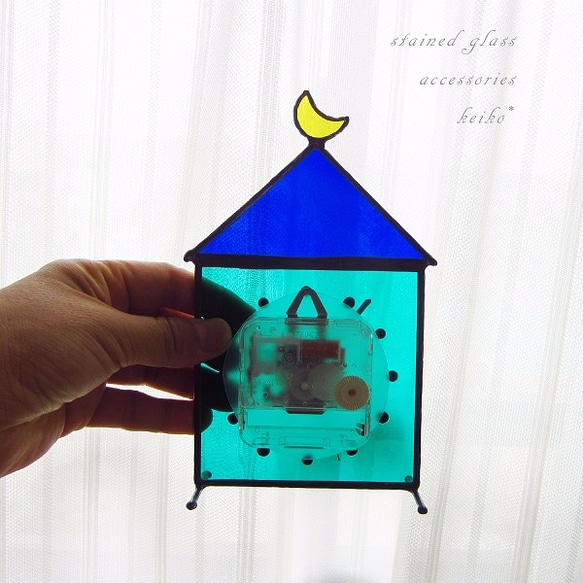 時計・ステンドグラス*掛け＆置き・月と青い屋根のマリンブルーの家 4枚目の画像
