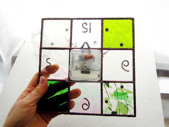 【18㎝×18㎝】ステンドグラス*掛時計・モザイクＢ（緑） 6枚目の画像