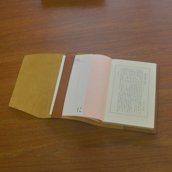 【送料無料】名入れ可　イタリアンレザーの手帳型文庫本ブックカバー 6枚目の画像
