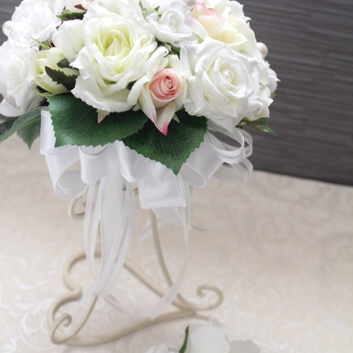 【造花】ウェディングブーケ(ブートニア付) Amazon | 結婚式ブーケ（ブートニア付かない）40～43×30～33cm