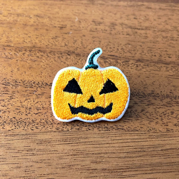 刺繍ハロウィンブローチ 「おばけカボチャ」 ブローチ teku-teku 通販