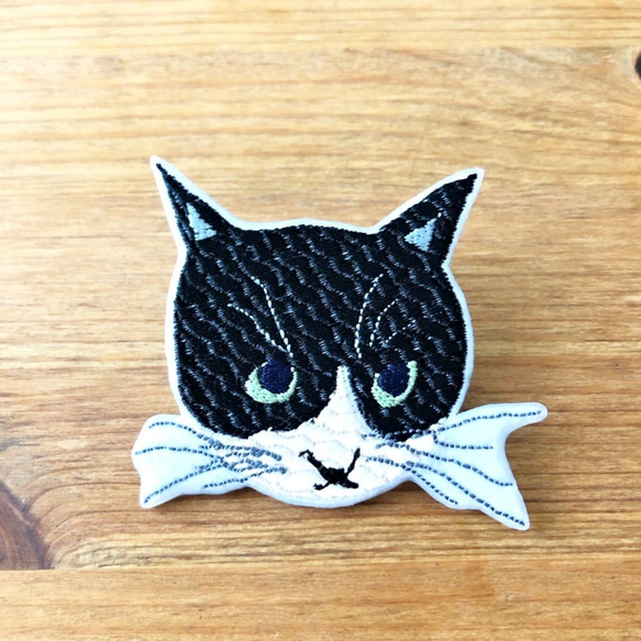刺繍猫ブローチ　「八割れ猫」 1枚目の画像