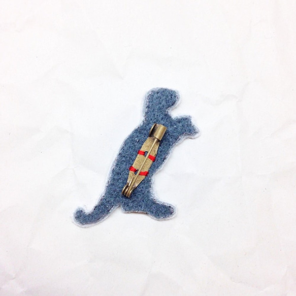 刺繍ブローチ　「ティラノサウルス」 2枚目の画像