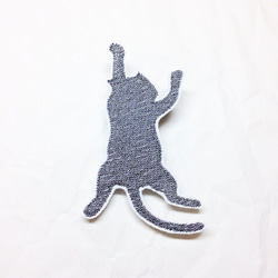 刺繍ブローチ　「しがみ付く猫（銀糸）」 1枚目の画像