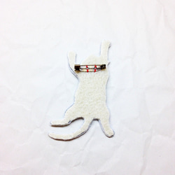 刺繍ブローチ　「しがみ付く猫（銀糸）」 2枚目の画像