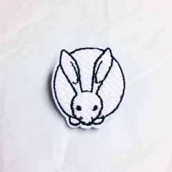 刺繍ブローチ　「オパール兎」 1枚目の画像