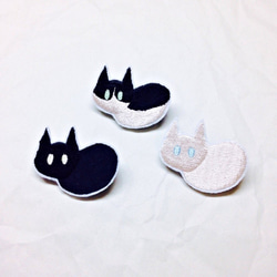 刺繍　ハチワレ・クロ・シロ　猫ブローチ 1枚目の画像