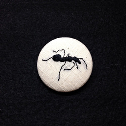刺繍ボタンブローチ　「アリ」 1枚目の画像