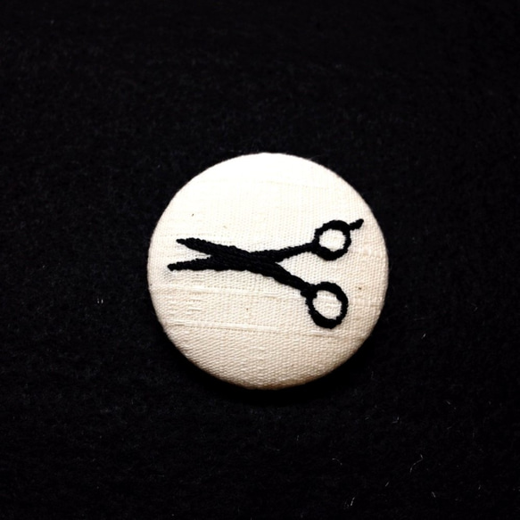 刺繍ボタンブローチ　「シザーボタン」 1枚目の画像