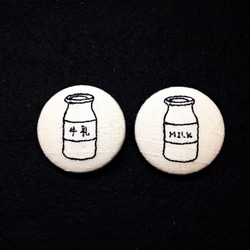 刺繍ボタンブローチ　「MILK・牛乳ビン」 1枚目の画像