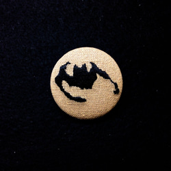 刺繍ボタンブローチ　「コウモリ」 1枚目の画像
