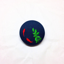 刺繍ボタンブローチ　「金魚ボタン」 1枚目の画像