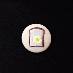 刺繍ボタンブローチ　「食パン」 1枚目の画像