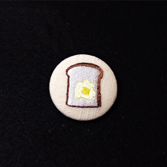 刺繍ボタンブローチ　「食パン」 1枚目の画像